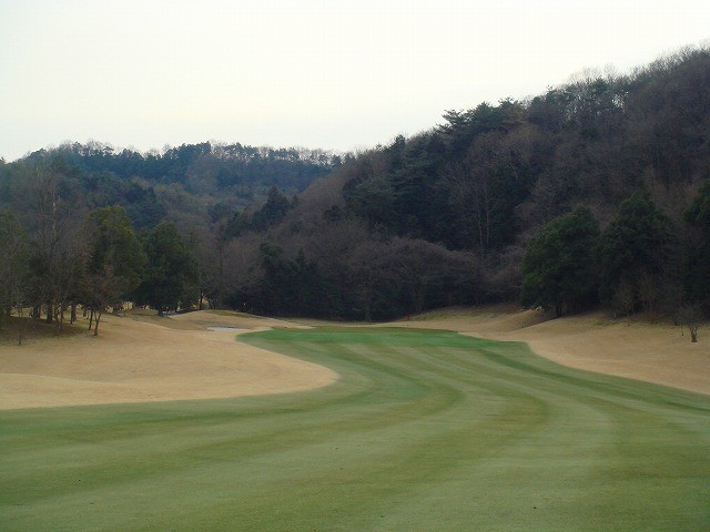 東コース　アウト 7番　PAR4　セカンドは、見た目以上に打ち上げなので、大きめで。