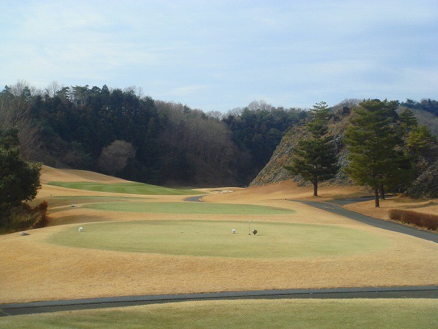 東コース　イン 13番　PAR4　右サイドの岩が印象的な右ドッグレッグミドル。