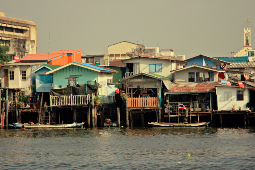Example of vernacular urbanism: informal housing in Bangkok (bangkok slums, photoa99, Flickr, 2014)