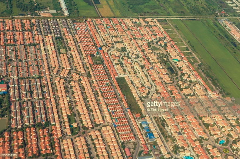 Aerial view of urbanizations and gated communities located north of Bangkok (Urbanization around Bangkok, @ Didier Marti , gettyimages)