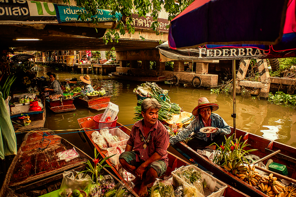 Example of vernacular urbanism: traditional floating market in Bangkok (Traditional Selling, newroadboy, Flickr, 2012)