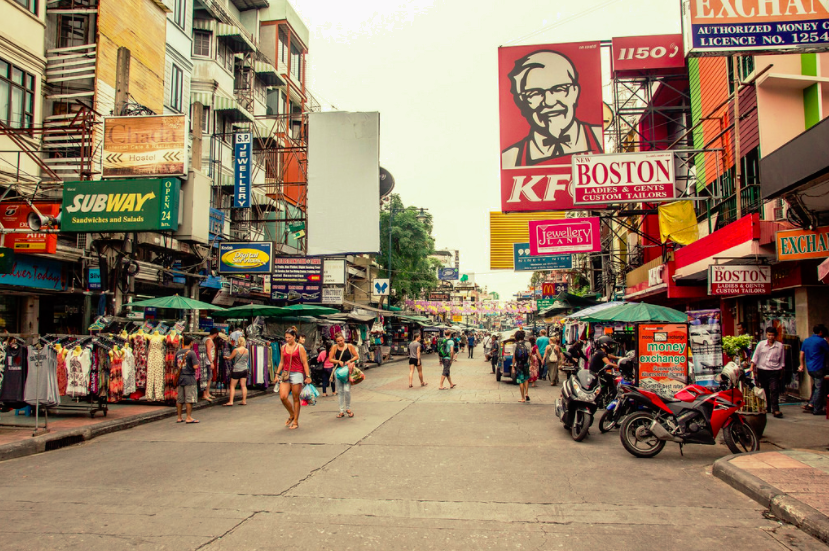 Manifestations of globalization in Bangkok: prevalence of multinational chain restaurants such as Subway or KFC (Khao San Road mimo sezónu, zcesty, Flickr, 2015)