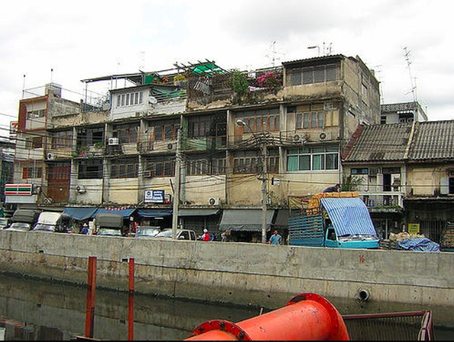 (Bangkok slum, I.am.Pei, Flickr, 2005)
