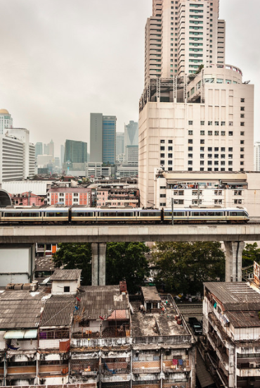 Bangkok's slums, skyscrapers and Skytrain (The rich and the poor, Dario Lo Presti, Flickr, 2014)