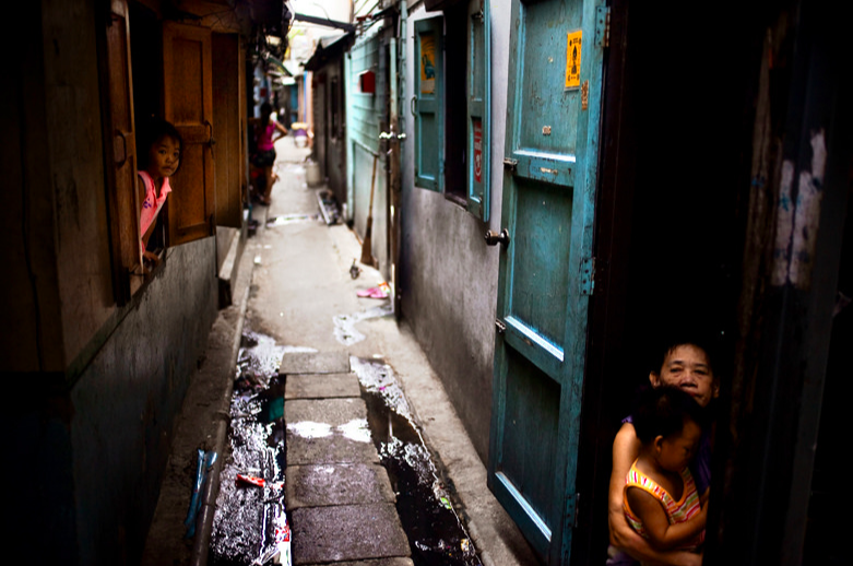 Habitants in the streets of Klong Toey (Klong Toey - Bangkok, Yan Seiler, Flickr, 2009)