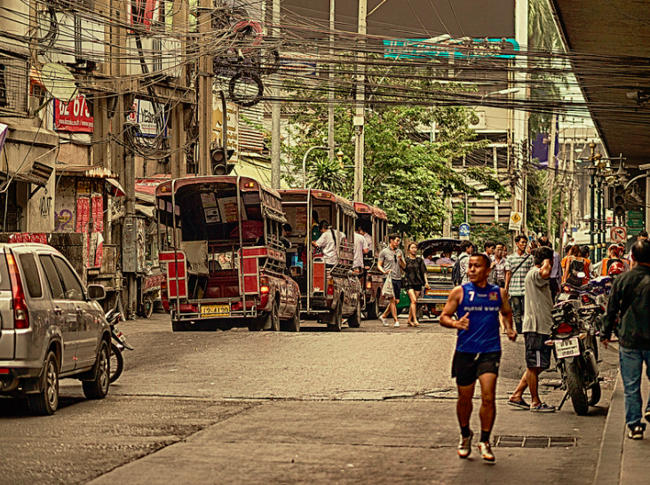 (Bangkok Street Pseudo HDR, Bruno Manca, Flickr, 2014)