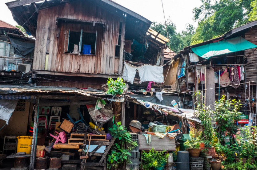 Close up of a slum (Bangkok slum, Hannelore und Rolf Becker, Flickr, 2018)