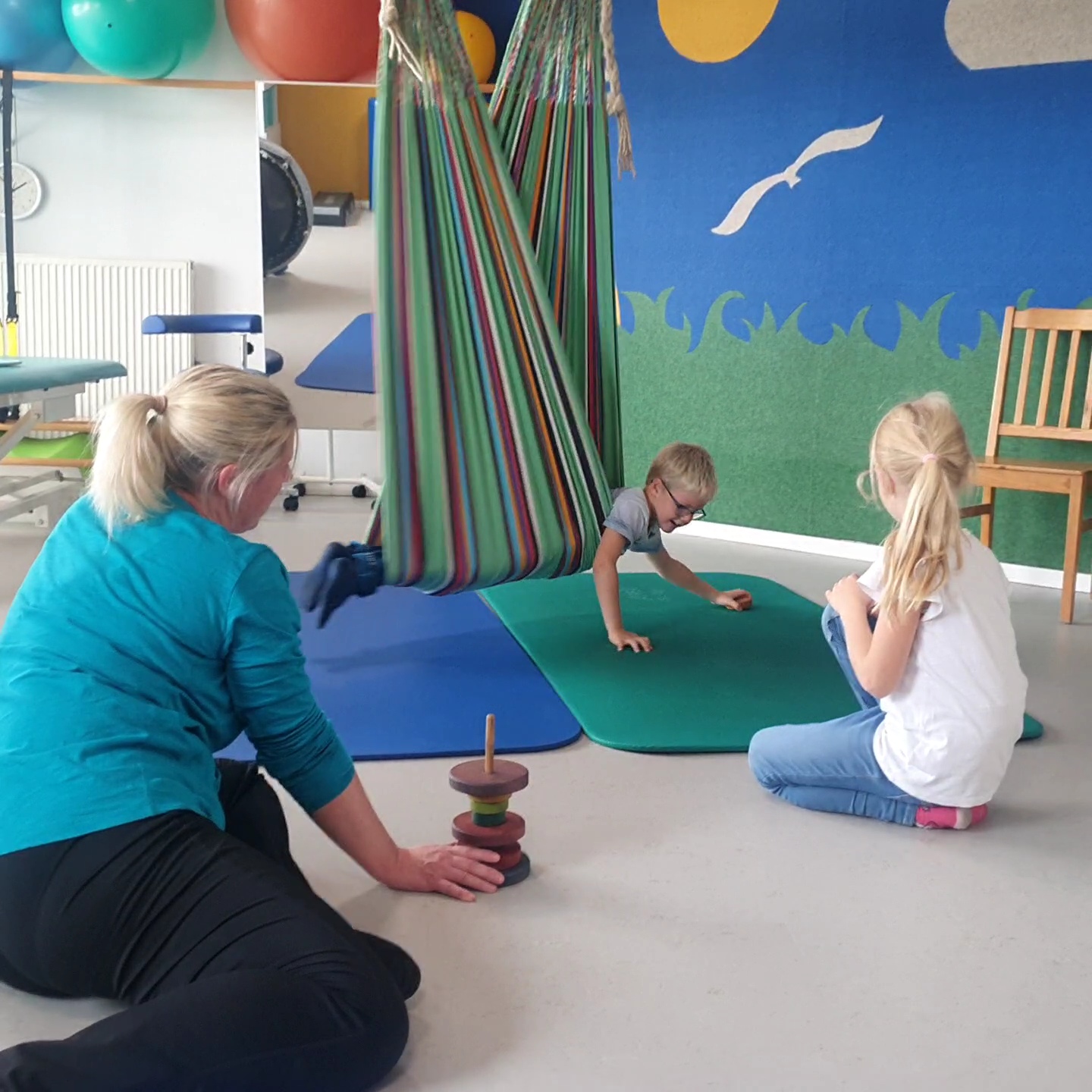 Foto von Physiotherapeutin Wiebke Langer-Schröder während einer spielerischen Therapie mit Kindern