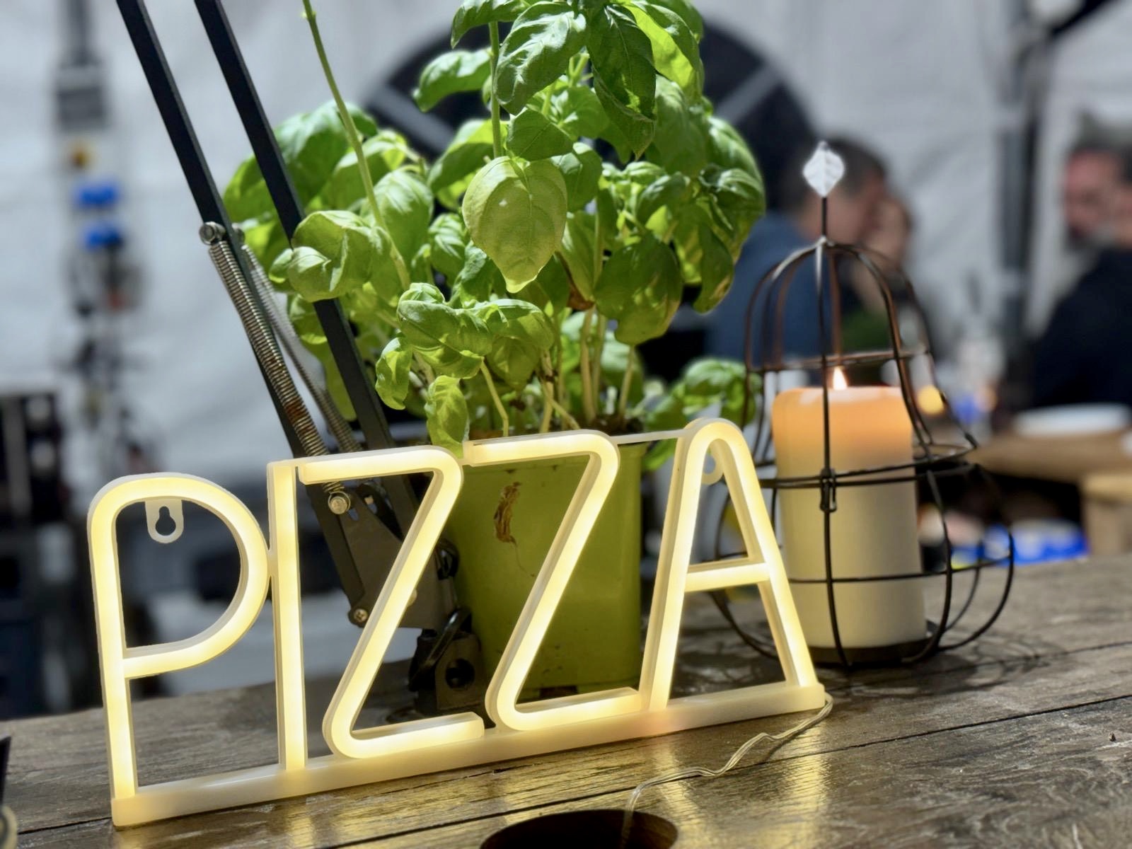 La déco du Bar à Pizzas de Walter se développe.