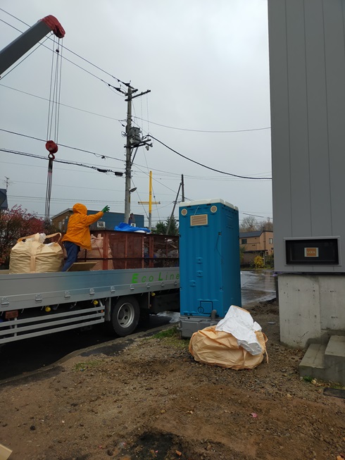 ゴミかごの安全な搬出は、北海道札幌市の工務店、いざなみ宅建。