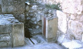 resti delle latrine nel palazzo di Cnosso