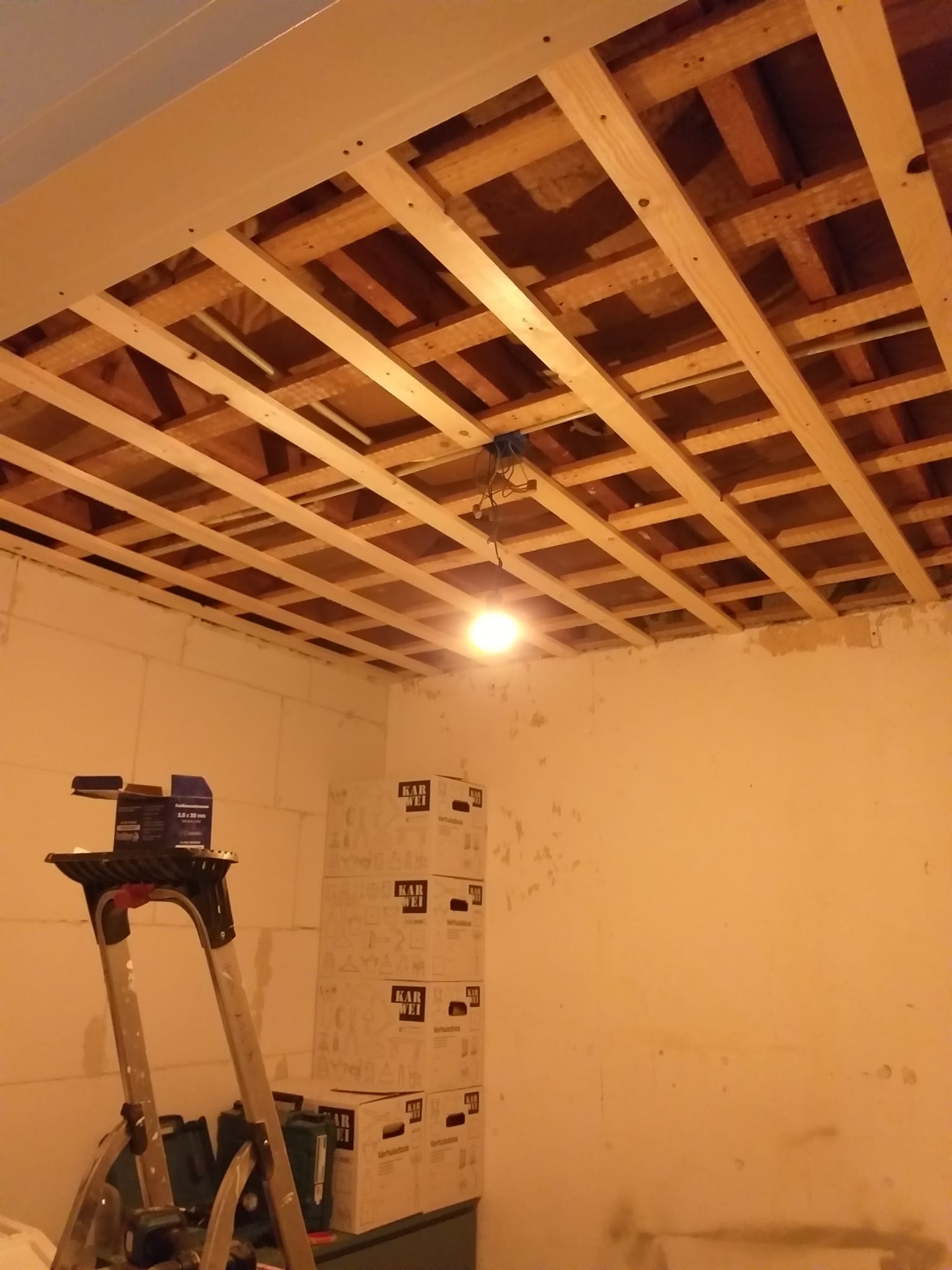 Nieuw plafond timmeren