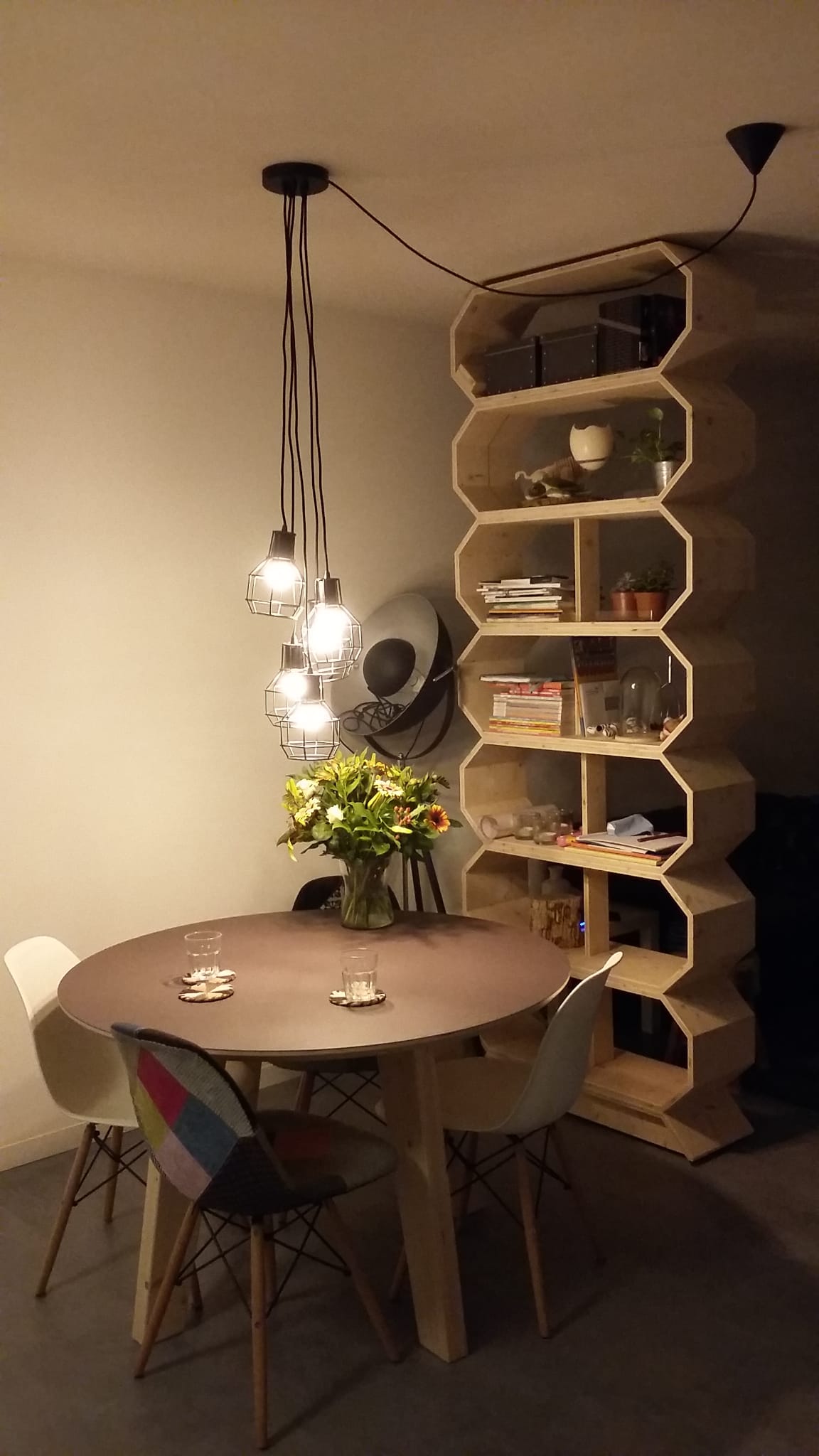 Ronde tafel met Forbo desktop en honinggraat kast in Vuren 3-lagen plaat