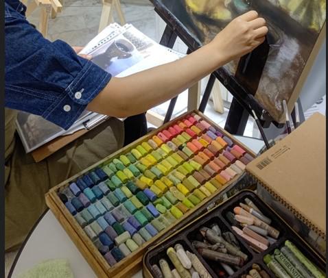 パステル画家・若菜由三香さんによる作品制作の様子