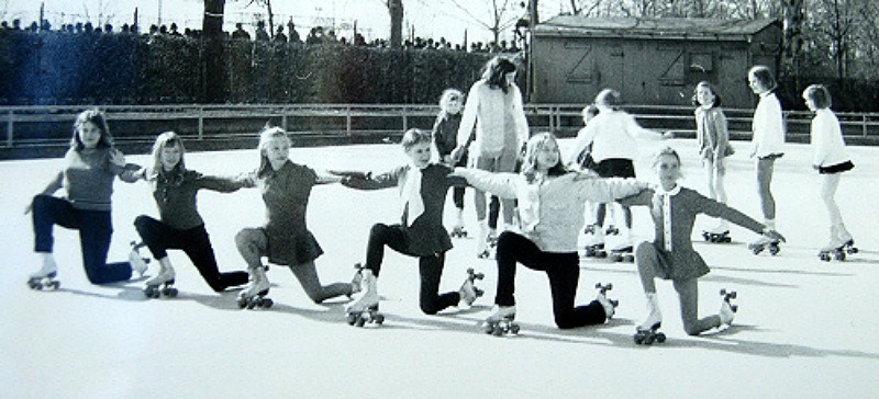 Training am Sommerdamm. Im Hintergrund sieht man die alte Holzhütte, in der sich die Sportler früher umgezogen haben. 1969 wurde dann das heutige Vereinsheim eingeweiht.