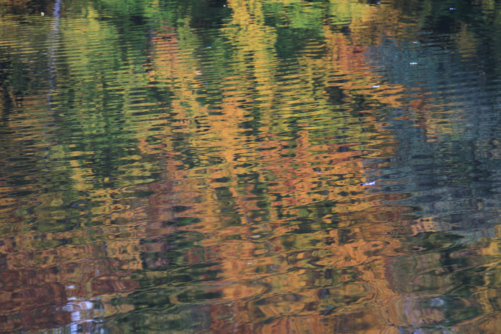 Farbenspiegel im Wasser