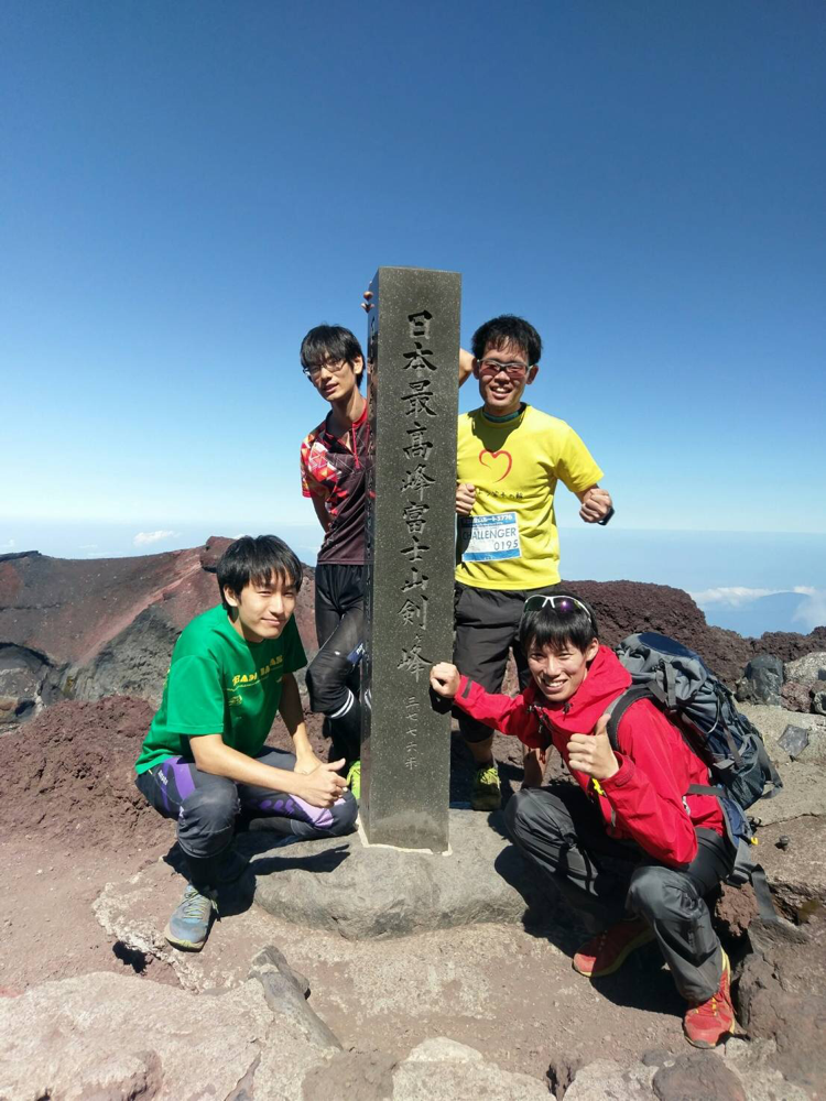 富士山山頂で記念写真！達成感に満ち溢れる瞬間。