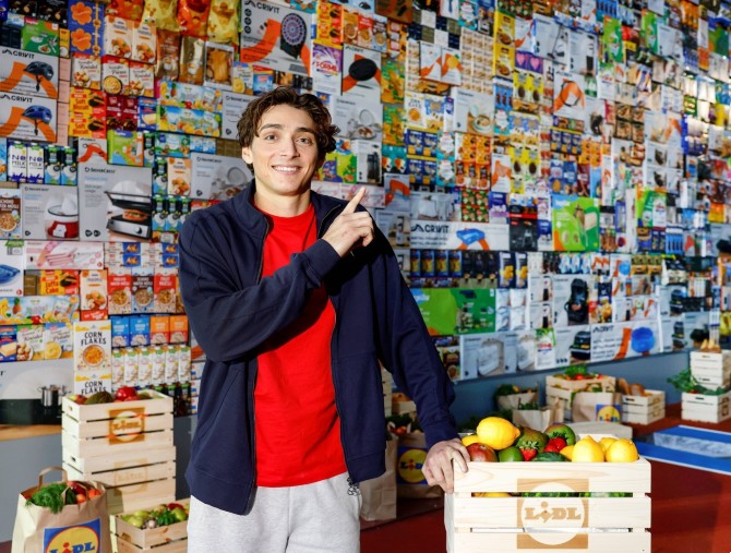 Armand Duplantis salta un muro di prodotti Lidl da 5,50 metri