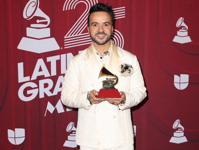 Luis Fonsi in look Antonio Marras ai Latin Grammy Awards