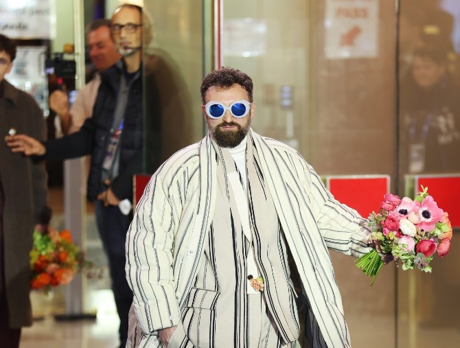 Sanremo 2026: Dargen D'Amico indossa gli occhiali Boom di Italia Independent sul Green Carpet