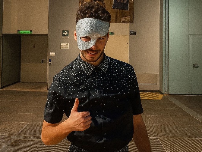 L'influencer Nicola Matarazzo stupisce a Ciao Maschio con un performance di pizza acrobatica