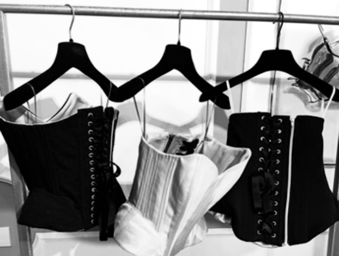 Mirko Tomei e il bustier come capo iconico di una femminilità senza tempo