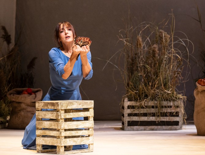 Ambra Angiolini in scena al Teatro Franco Parenti con Olivia Denaro
