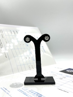 遠く離れたアブダビで活躍するピアス～宝石屋冥利