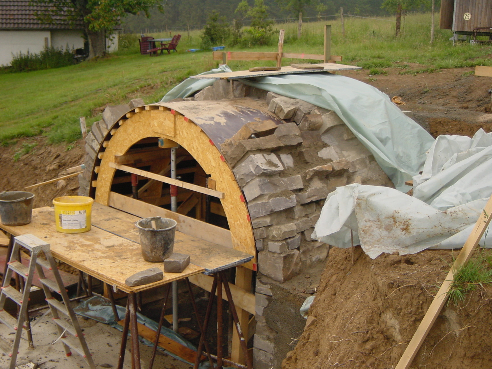 Schalarbeit für Gewölbebau in Naturstein.