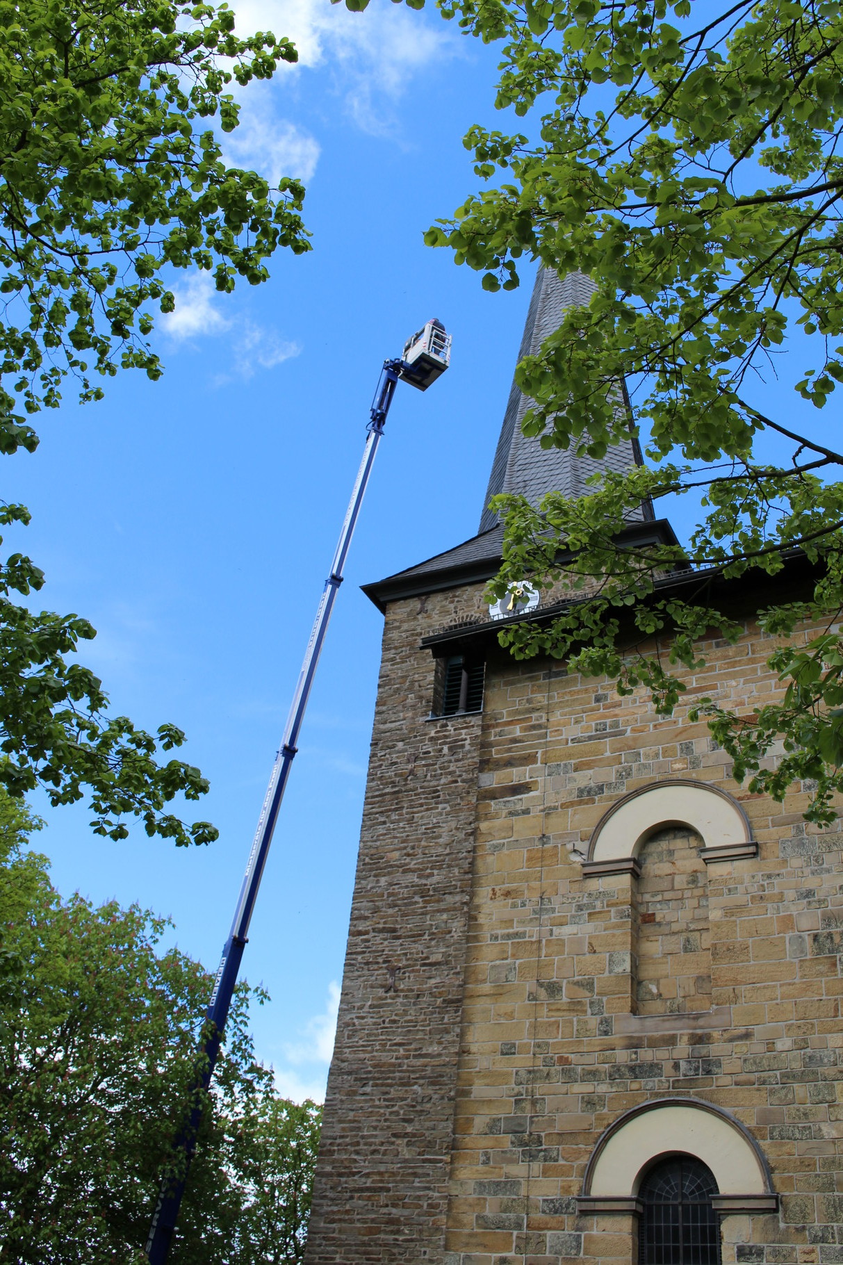 Begutachtung eines Kirchturms.