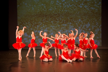 Kleuterdans - Dansschool Het Danskwartier Den Haag staat o.l.v. Janine van den Heuvel Damen. De dansschool bevindt zich in het Statenkwartier in Den Haag en biedt dansles vanaf 3 jaar. DANS met ons mee! 