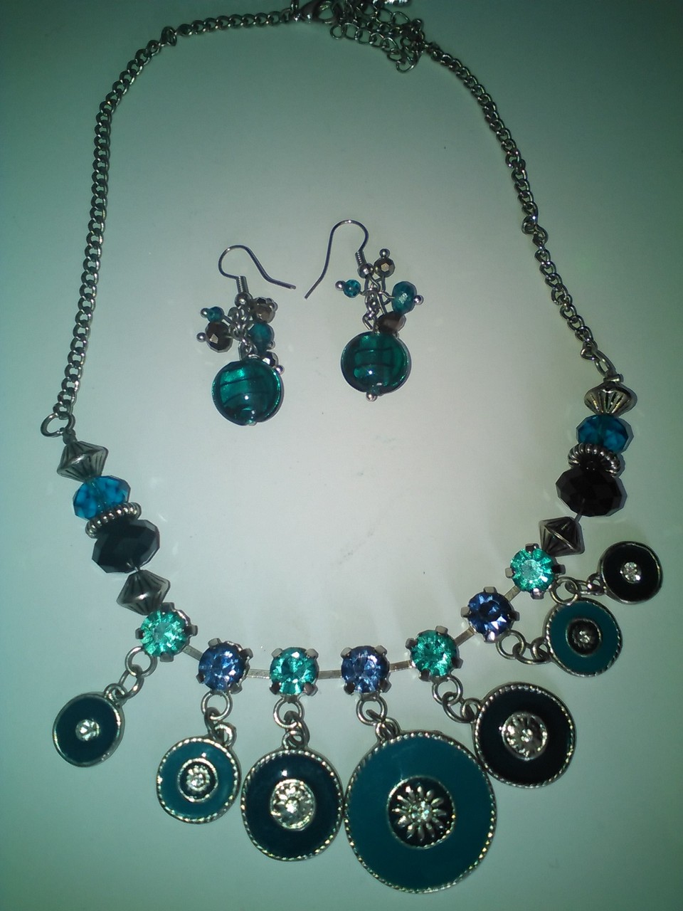 collier bleu foncé