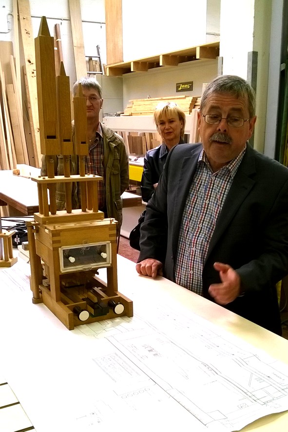 Dr. Theobald erklärt anhand eines Gesellenstücks, wie eine Orgel funktioniert.