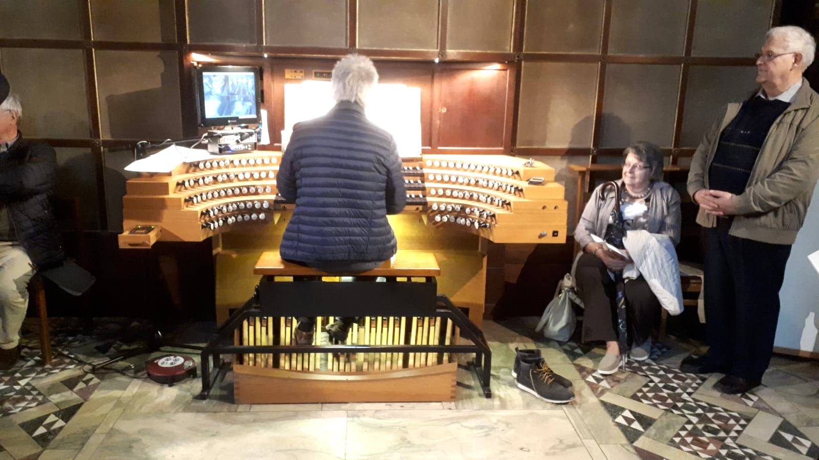 Prof. Hoppe am Generalspieltisch der Hauptorgel im Aachener Dom.