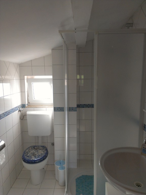 ...Waschbecken  und Toilette.