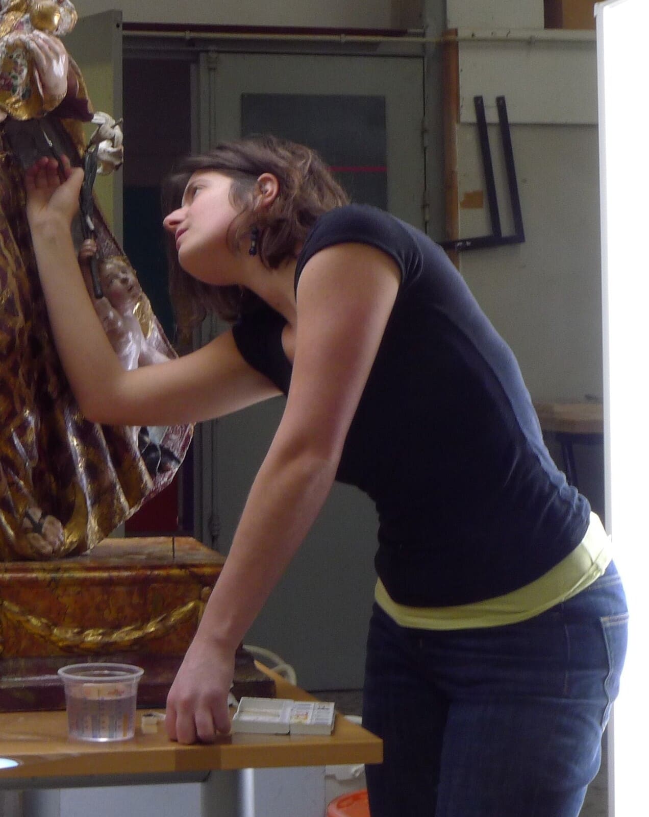 Retouches colorées sur une Vierge à l'Enfant en bois polychromé