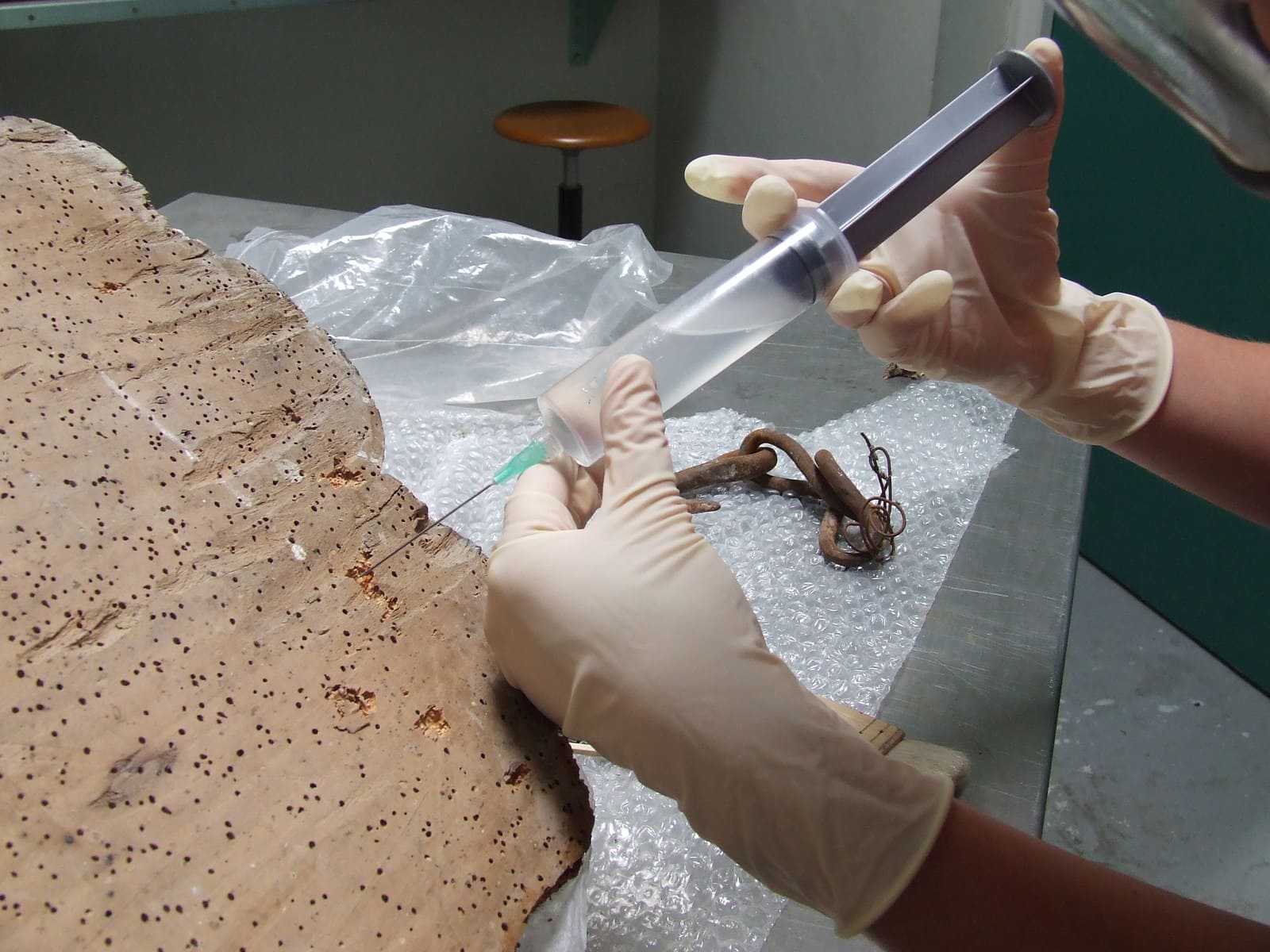 Consolidation d'un relief en bois fragilisé par injection de résine