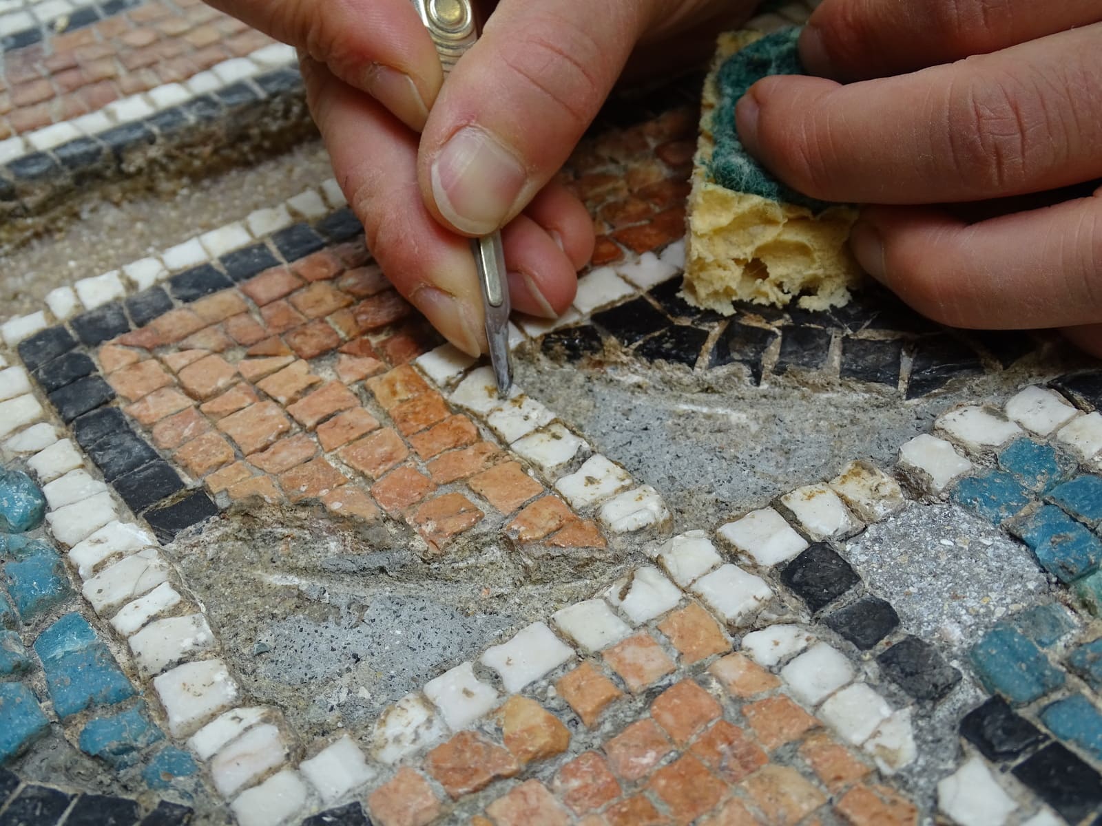 Restauration d'une mosaïque (ARM, Saint-Romain-en-Gal)