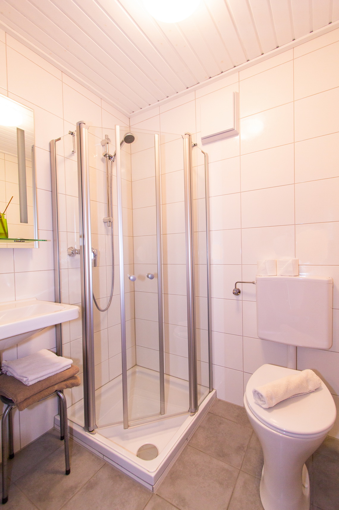 Dusche und WC im Zimmer mit Balkon und Seeblick