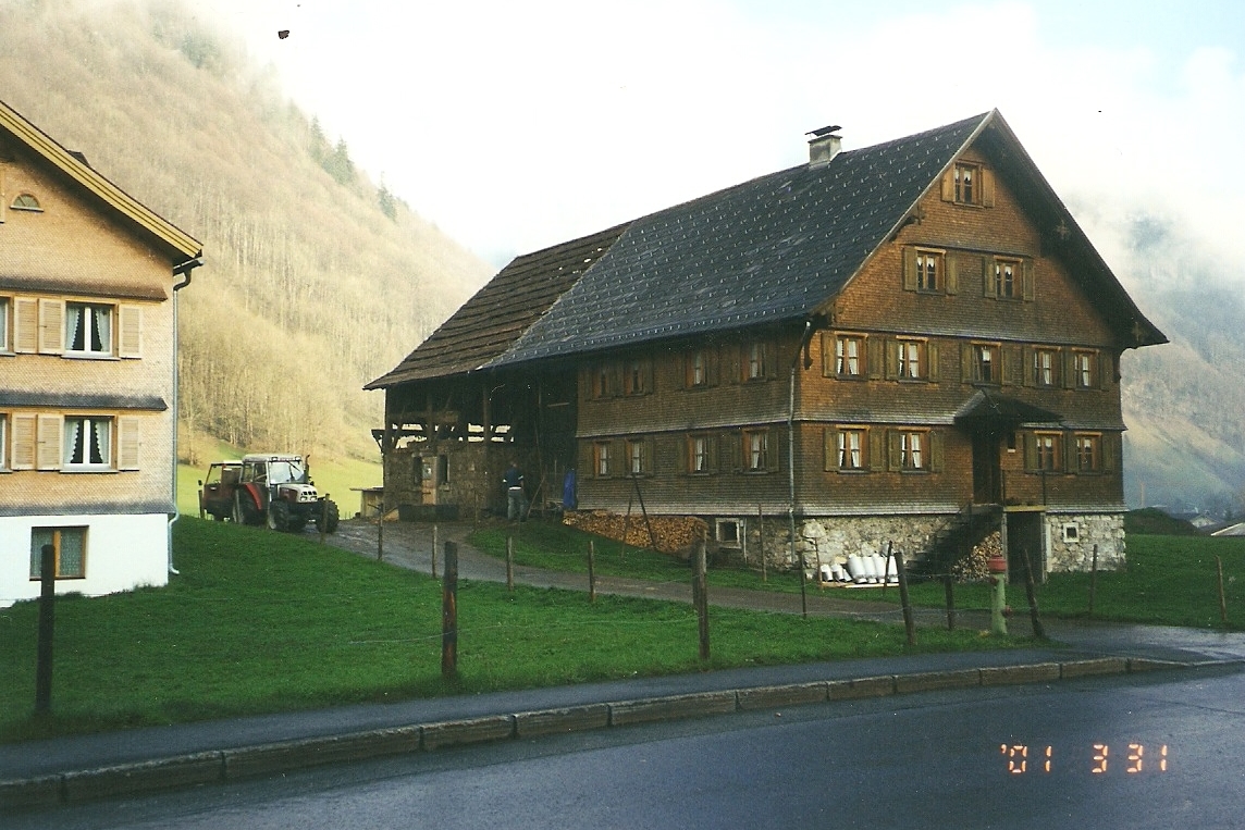 Abriss des alten Stallgebäudes im Jahr 2001