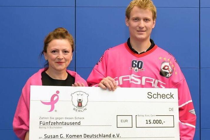 2015: Corinna Saric (Susan G. Komen Deutschland e.V.) und Verteidiger Frank Hördler mit einem Scheck über 15.000 €