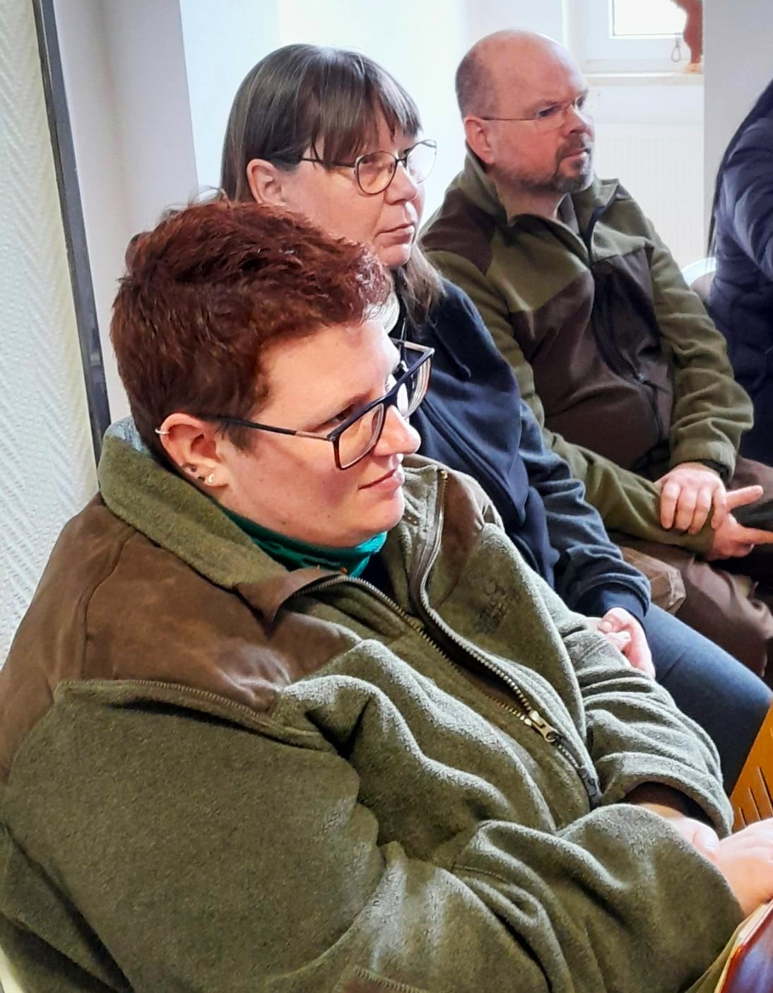 Nicole, Bettina und Hardy lauschen aufmerksam.