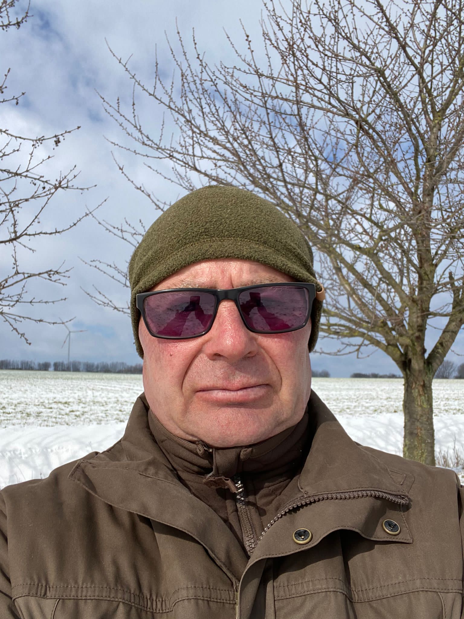 Dirk richtet immer mit Augenmaß und heute mit Sonnenbrille.