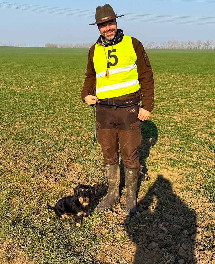 David und Willi haben bei ihrer ersten Prüfung mit 91 Punkten einen sehr hohen zweiten Preis erreicht (Willi ist der Hund).