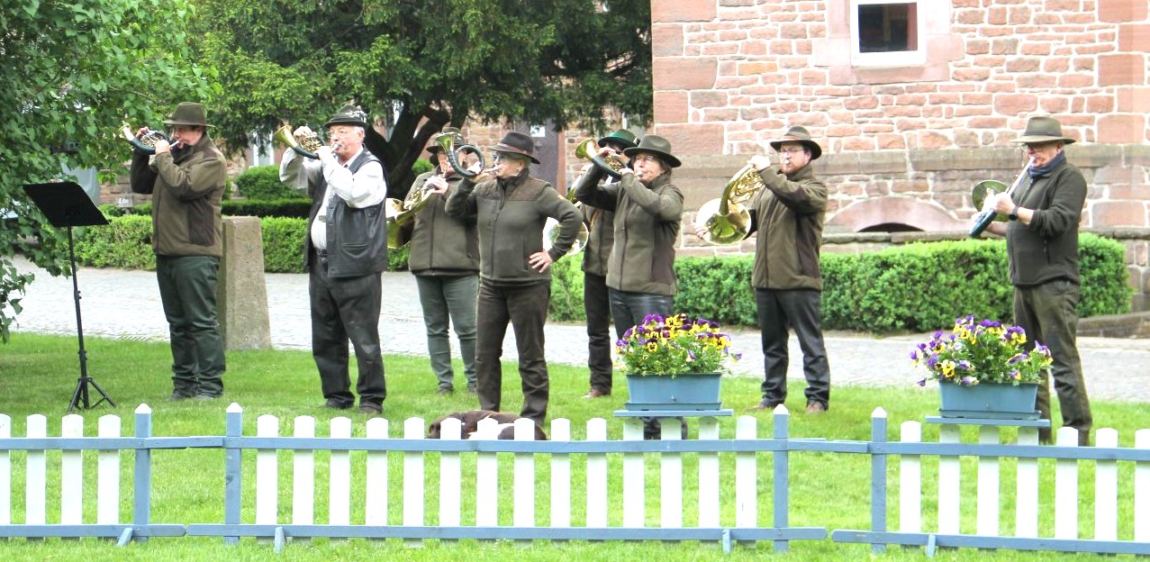 Die Jagdhornbläsergruppe aus Haldensleben eröffnete die Zuchtschau