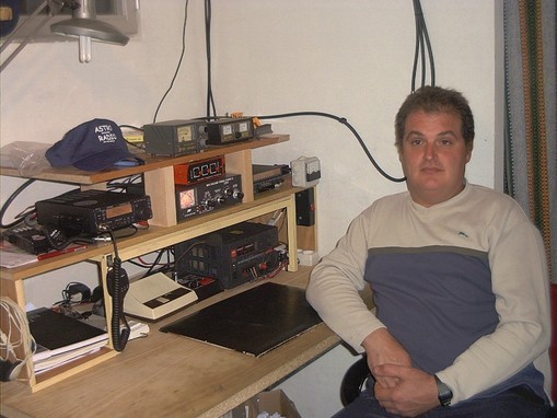 Este soy yo en mi primer cuarto de radio