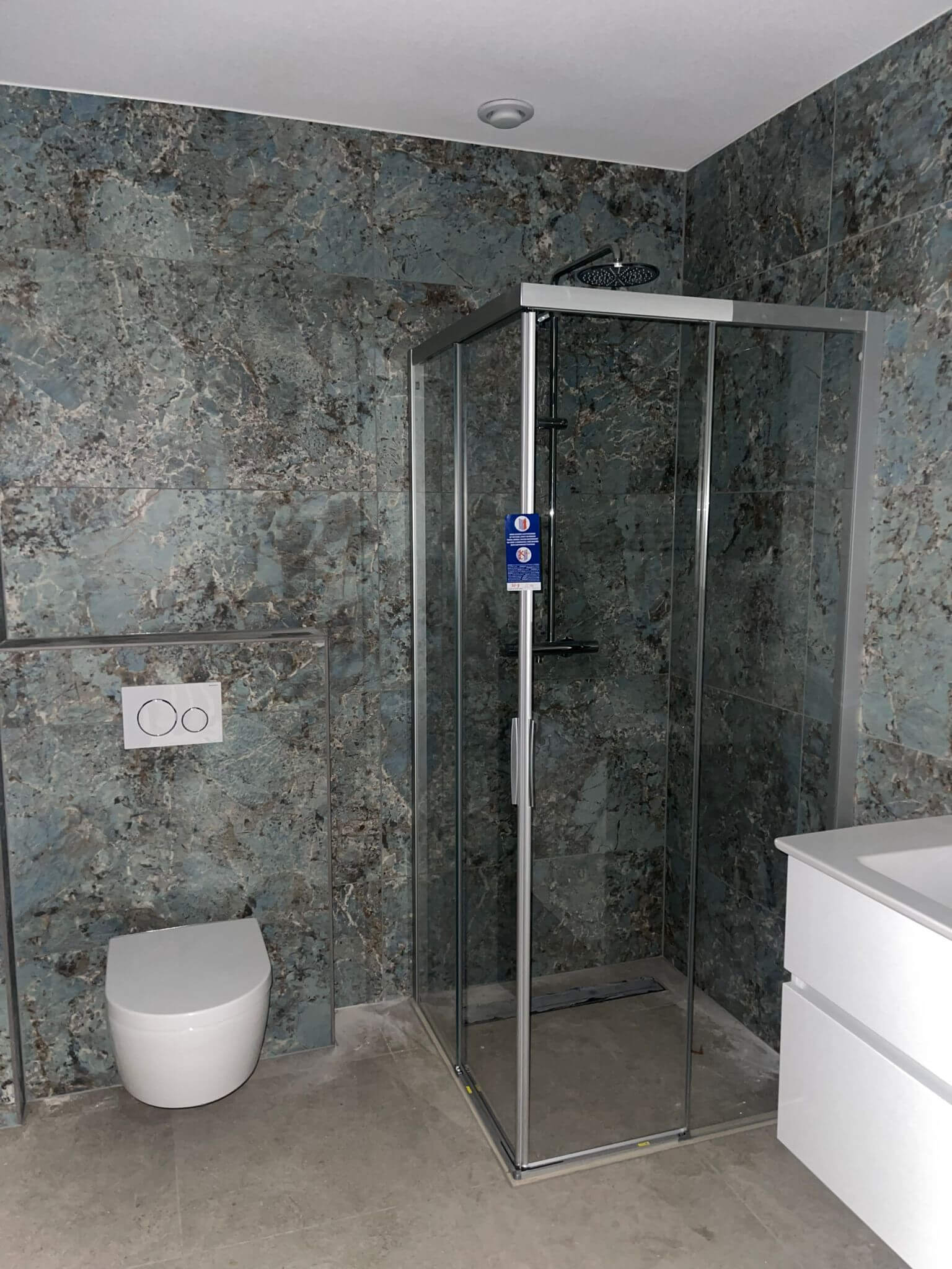 complete-badkamer-met-montage-badkamerwinkel-badkamer-verbouwen-renoveren-badkamers-1