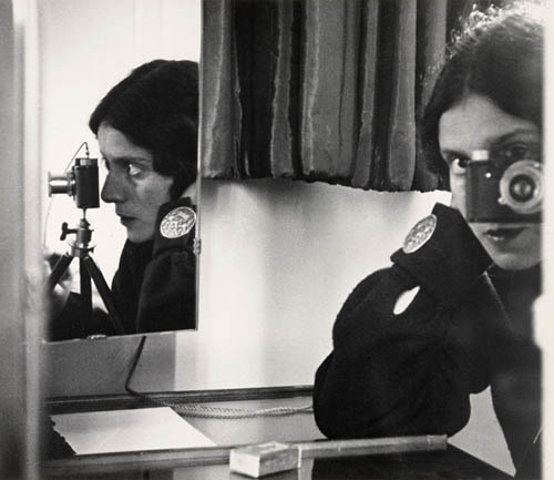 Imagem: Ilse Bing, Self-Portrait in Mirrors, 1931 (Extraída de http://bit.ly/2aJHAOi)