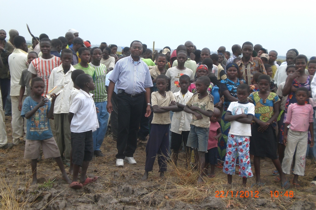 Pfarrer Kangosa mitten unter den "Betroffenen" - den Kindern