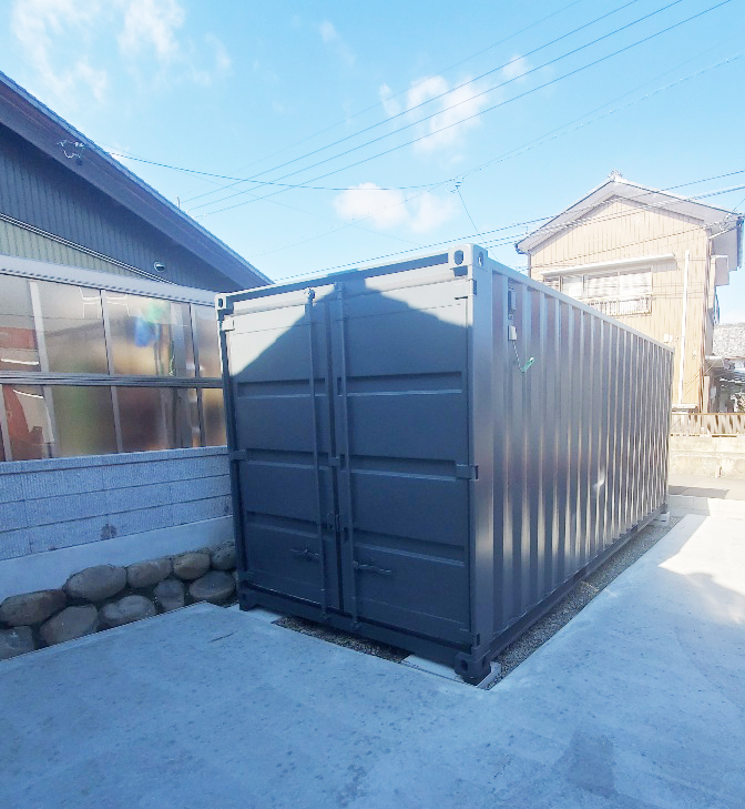 岐阜県岐阜市 中古コンテナ20ftグレーコンセント･LED･換気扇付設置